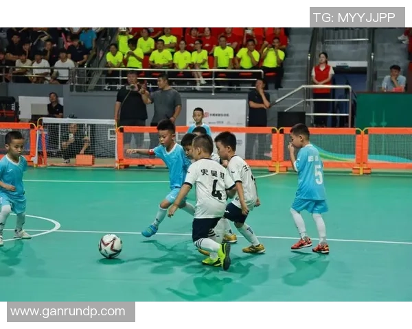 足球奶狗的成长之路与梦想追逐的精彩瞬间